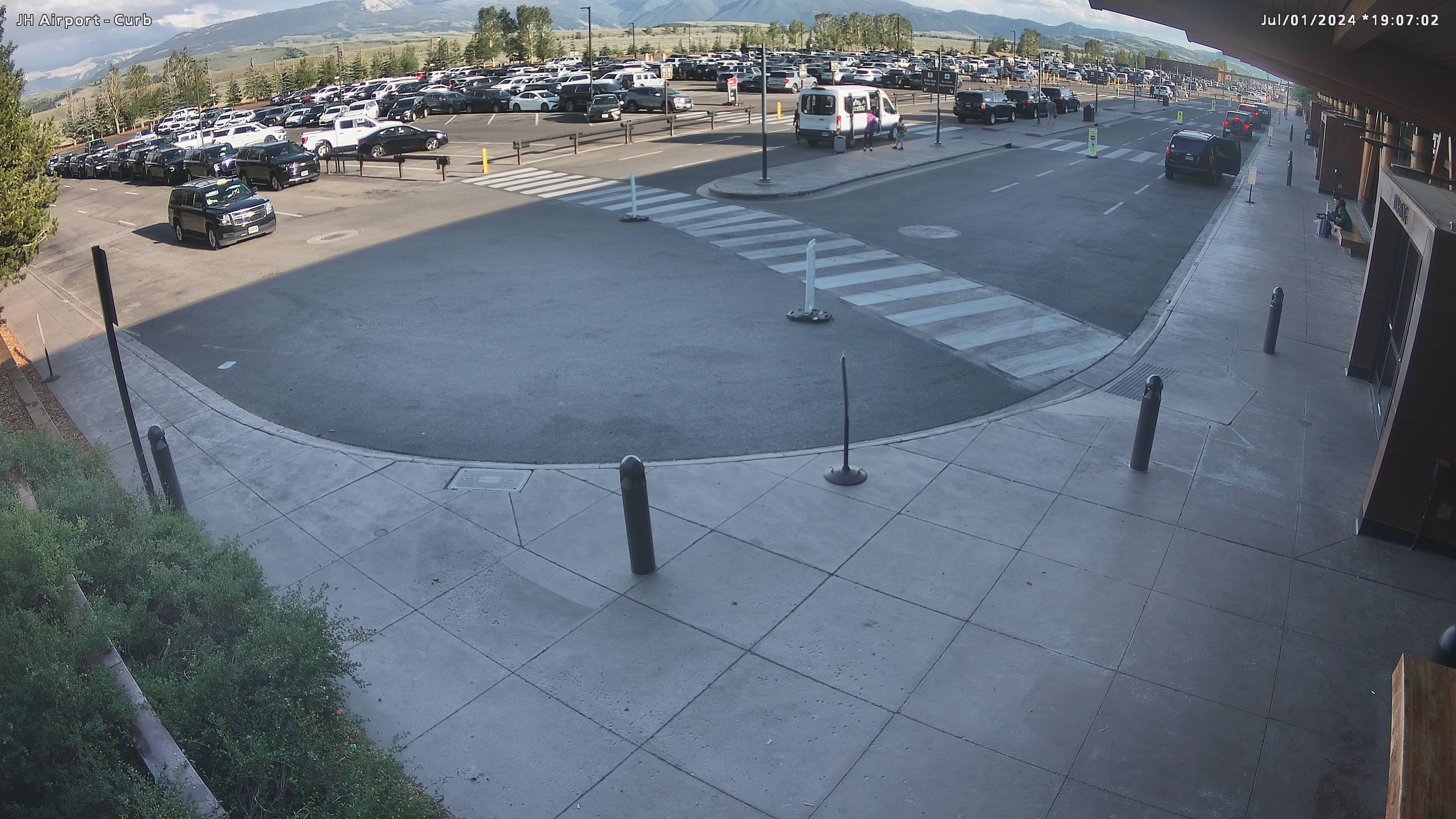 Jackson Hole Airport Webcam - Curb Pickup Area